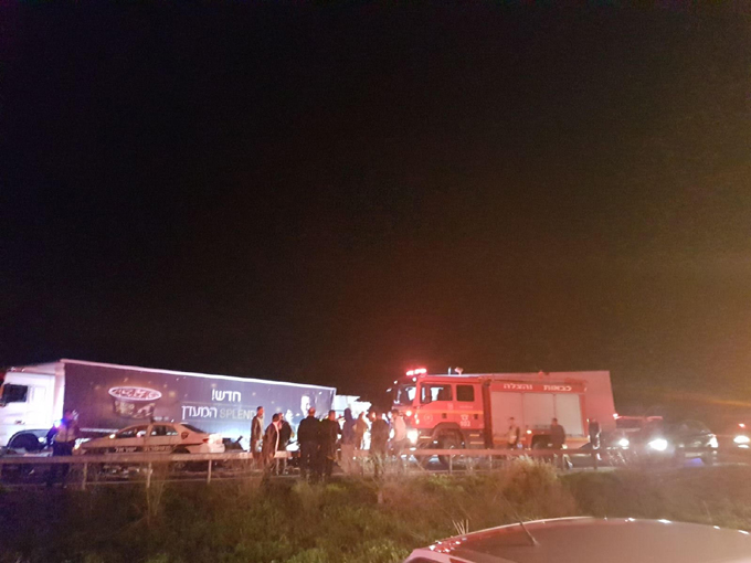 إصابة خطيرة لسائق بحادث بين شاحنتين على شارع 6